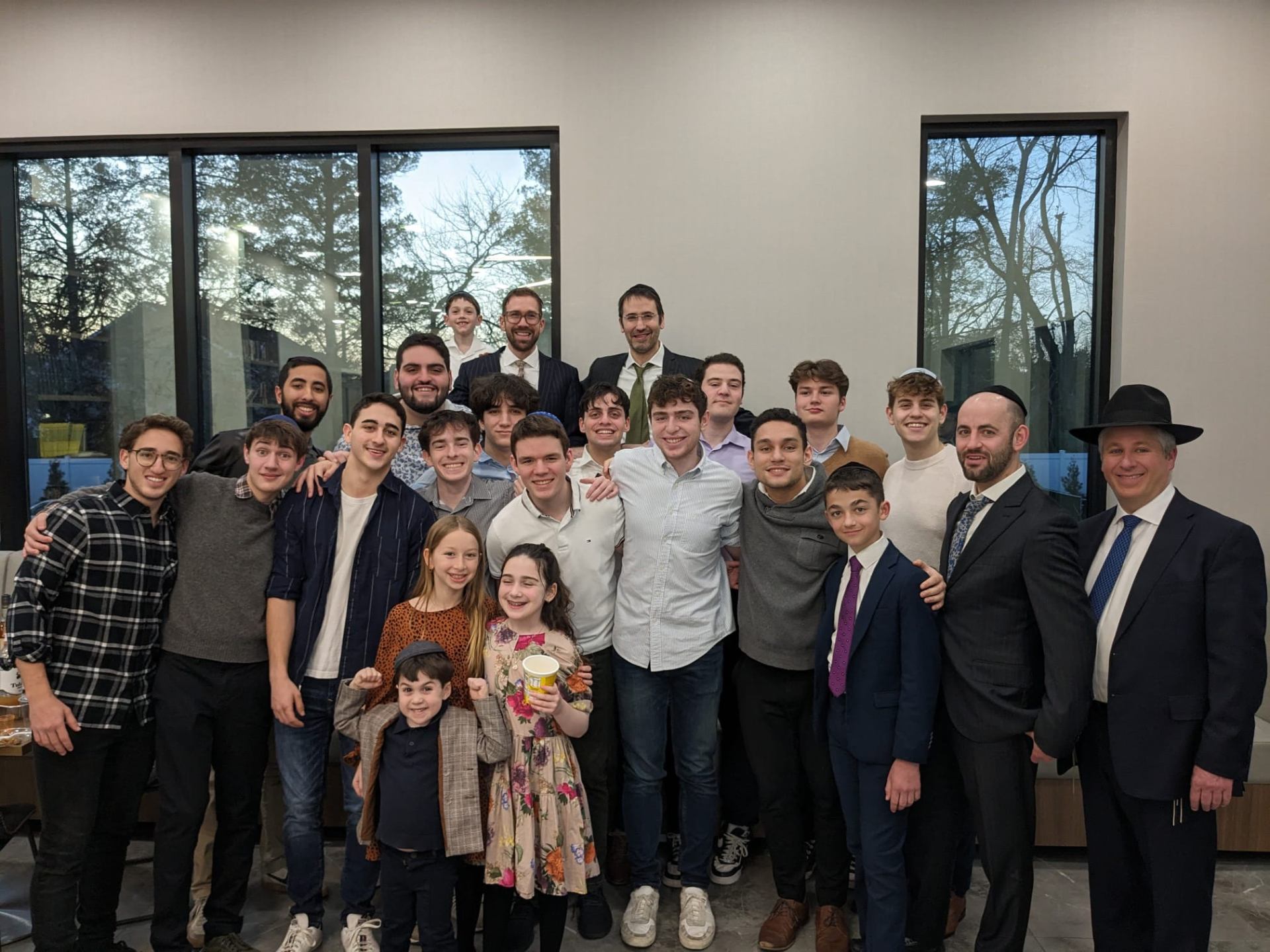 Torah Links students and families gathered together after Shabbos