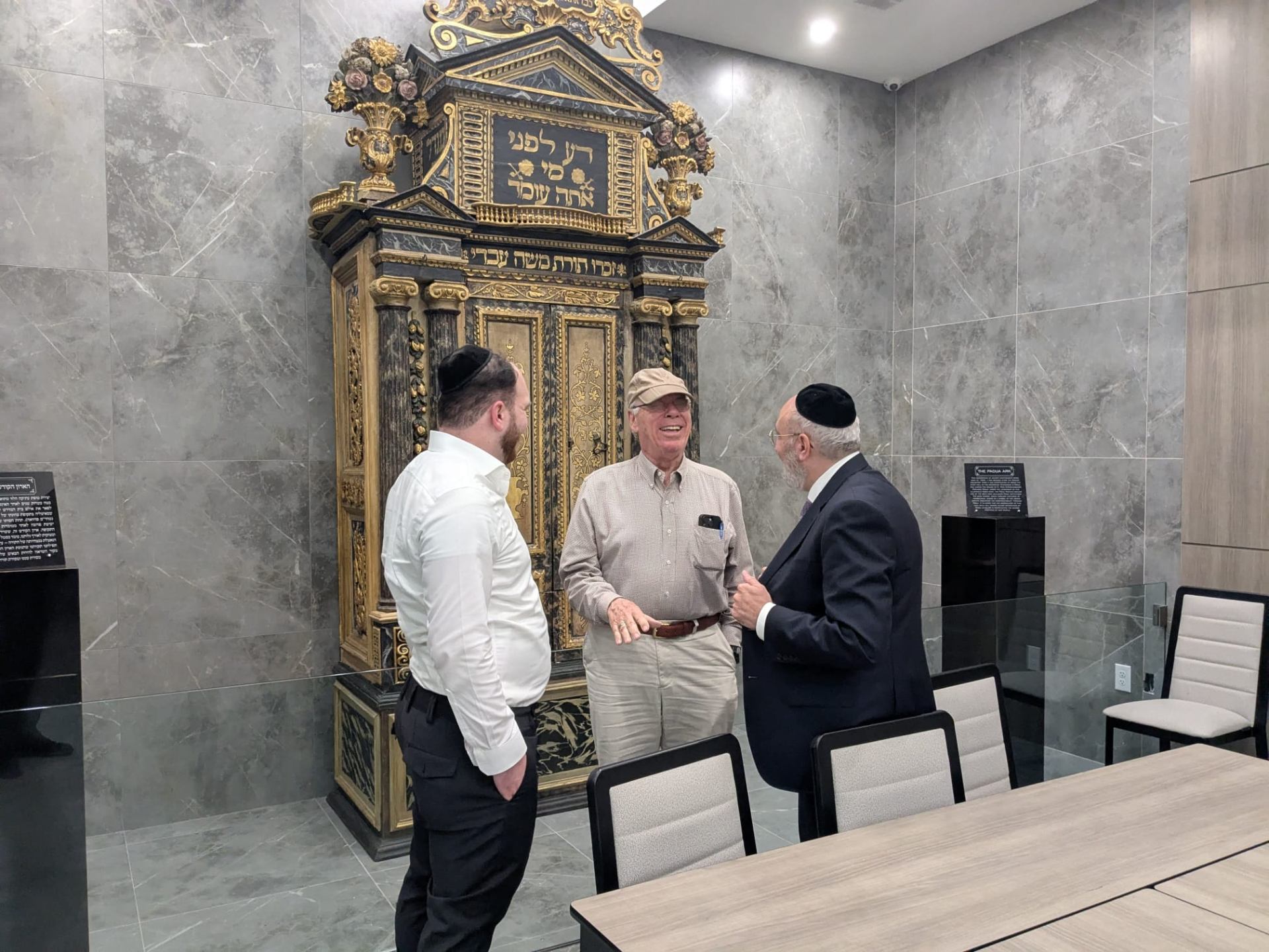 Conversation in front of the historic Padua Ark